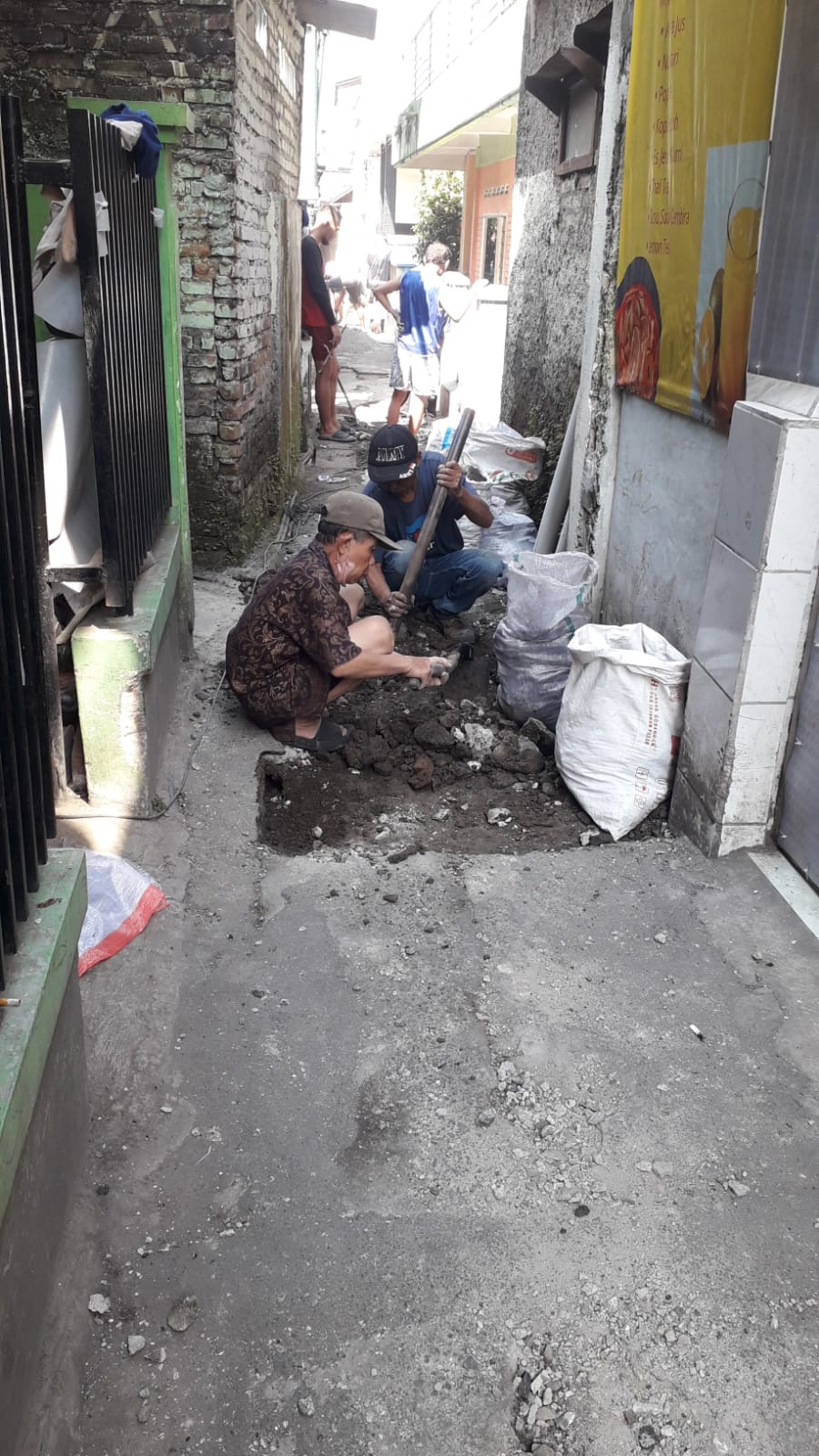 Kerja Bakti di sepanjang Jalan Gg. Melati RW 02 Sukapura